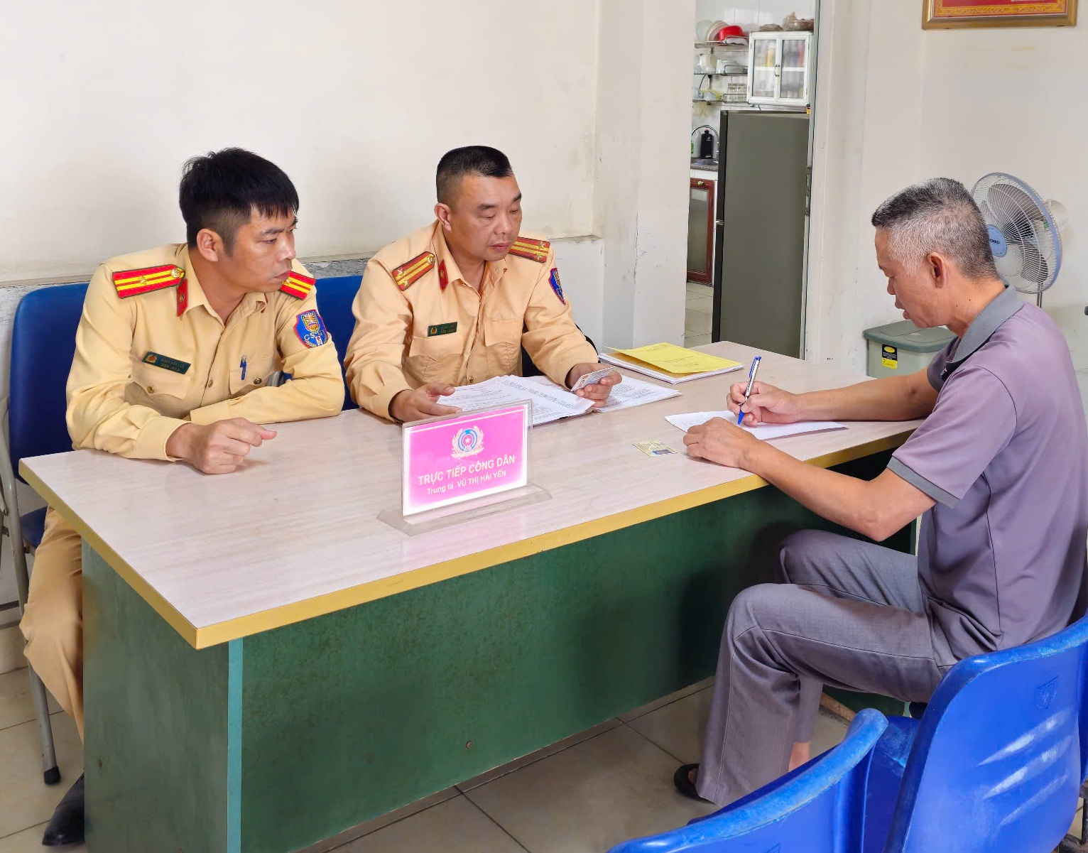 Phòng Cảnh sát giao thông: Phạt 11 triệu đồng, tước giấy phép lái xe một trường hợp lái xe ô tô đi vào đường ngang khi cần chắn đã đóng